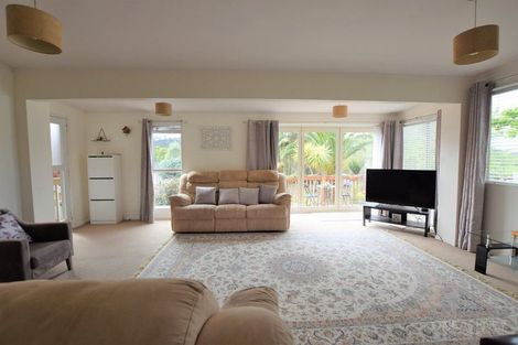 Photo of property in 21 Grassmere Road, Henderson Valley, Auckland, 0612