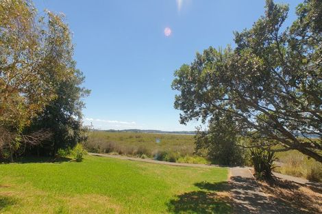 Photo of property in 60 Rewarewa Road, Te Atatu Peninsula, Auckland, 0610