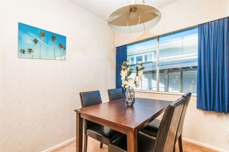 Photo of property in 6 Griffiths Grove, Newlands, Wellington, 6037