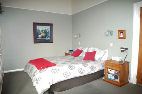 Photo of property in 152 Kelburn Parade, Kelburn, Wellington, 6012