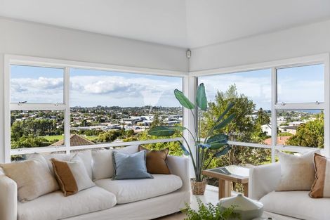 Photo of property in 14 Mcfetridge Place, Hillcrest, Auckland, 0627