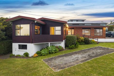 Photo of property in 1/2 Kowhai Road, Campbells Bay, Auckland, 0630