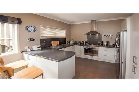 Photo of property in 40c Ruskin Road, Newlands, Wellington, 6037