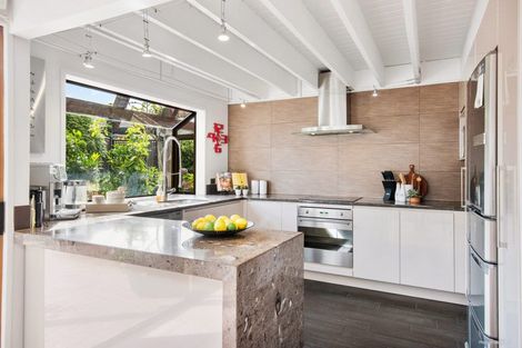 Photo of property in 7 Cobblestone Lane, Hillcrest, Auckland, 0627