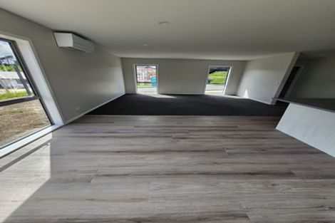 Photo of property in 17 Rewarewa Way, Timberlea, Upper Hutt, 5018
