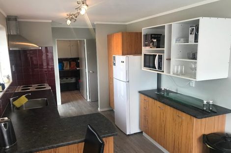 Photo of property in 22 Evesham Place, Newlands, Wellington, 6037