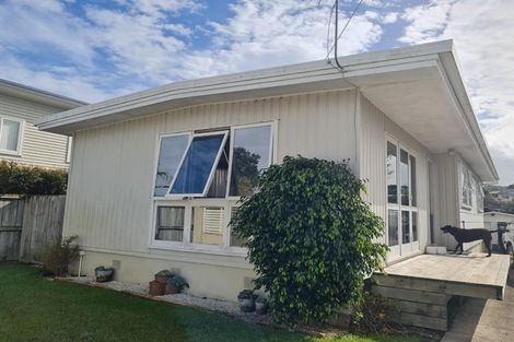 Photo of property in 5 Walton Street, Red Beach, 0932