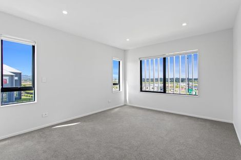 Photo of property in 1 Aquamarine Road, Rosehill, 2113