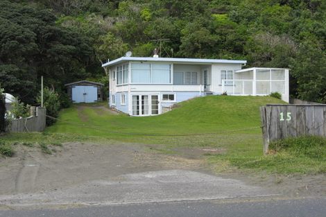 Photo of property in 15 Marine Parade South, Piha, 0772