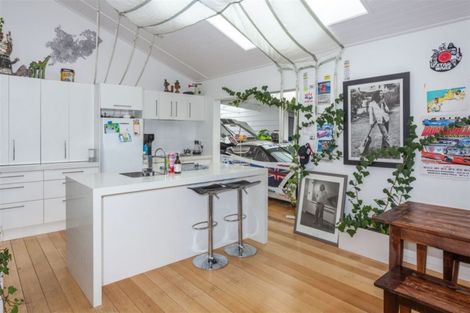 Photo of property in 217 Ocean Road, Whangamata, 3620