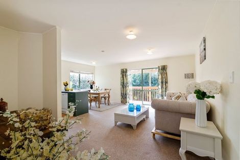 Photo of property in 2/1 Nea Place, Hillcrest, Auckland, 0627