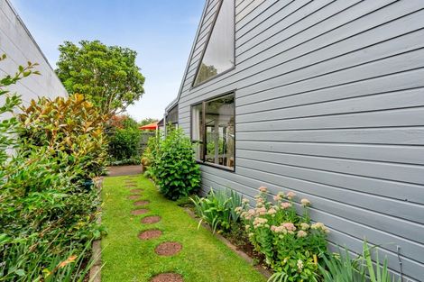 Photo of property in 9a Tamati Place, Merrilands, New Plymouth, 4312