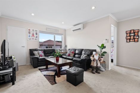 Photo of property in 16 Kirikiri Drive, Papakura, 2110