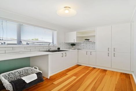 Photo of property in 6 Lynley Place, Pakuranga Heights, Auckland, 2010