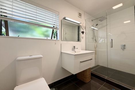 Photo of property in 2/8 Sevilla Place, Unsworth Heights, Auckland, 0632
