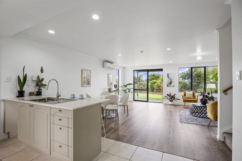 Photo of property in 32 Secoia Crescent, Mangere, Auckland, 2022