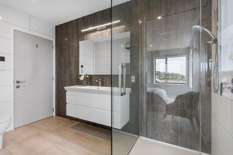 Photo of property in 22 Drayton Drive, Mount Pleasant, Christchurch, 8081