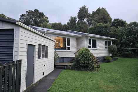 Photo of property in 28 Alwyn Place, Newlands, Wellington, 6037