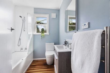 Photo of property in 6 Salford Street, Newlands, Wellington, 6037