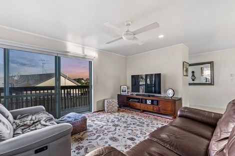 Photo of property in 11 Killygordon Place, Massey, Auckland, 0614