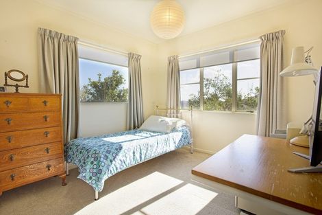 Photo of property in 2/30 Sunset Road, Unsworth Heights, Auckland, 0632