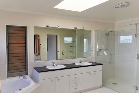 Photo of property in 92a Shakespeare Road, Milford, Auckland, 0620