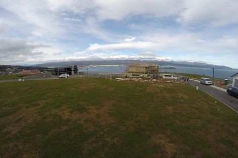 Photo of property in 16 Promontory Crescent, Newlands, Wellington, 6037