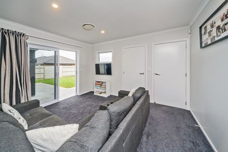 Photo of property in 10 Gibraltar Way, Fitzherbert, Palmerston North, 4410