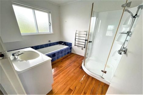 Photo of property in 17 Crompton Road, Massey, Auckland, 0614