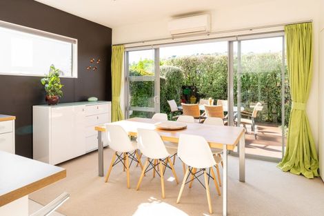 Photo of property in 37 Tiketike Way, Brooklyn, Wellington, 6021