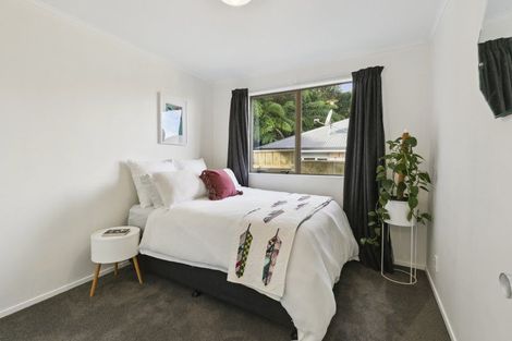Photo of property in 5 Ladbrooke Drive, Newlands, Wellington, 6037