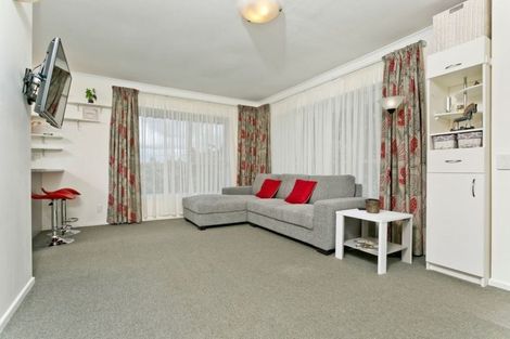 Photo of property in 1/9 Lancelot Place, Glenfield, Auckland, 0629