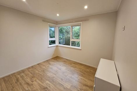 Photo of property in 28 Alwyn Place, Newlands, Wellington, 6037
