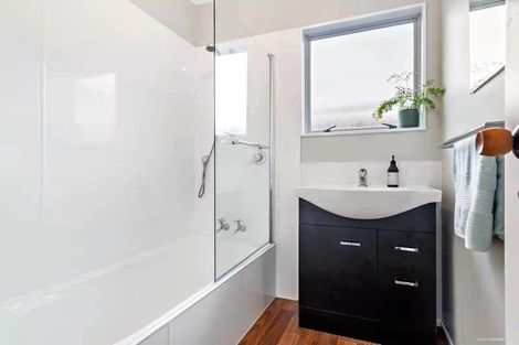 Photo of property in 12 Brookfield Road, Te Atatu Peninsula, Auckland, 0610