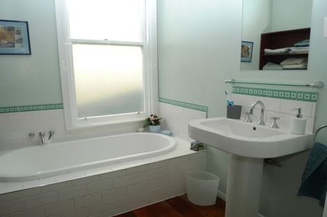 Photo of property in 152 Kelburn Parade, Kelburn, Wellington, 6012