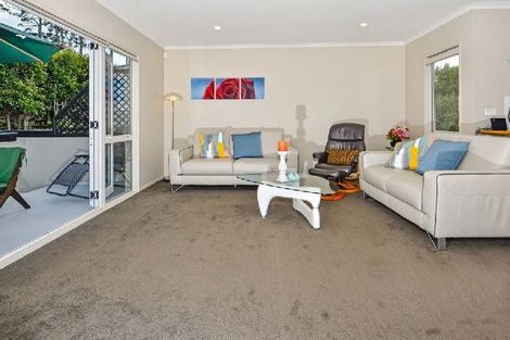 Photo of property in 1/378 East Coast Road, Sunnynook, Auckland, 0630