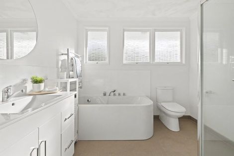 Photo of property in 5 Chevron Place, Castor Bay, Auckland, 0620