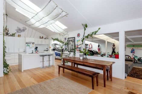 Photo of property in 217 Ocean Road, Whangamata, 3620