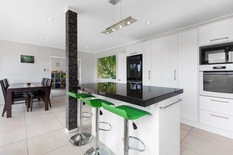 Photo of property in 6 Saunders Close, Whitby, Porirua, 5024