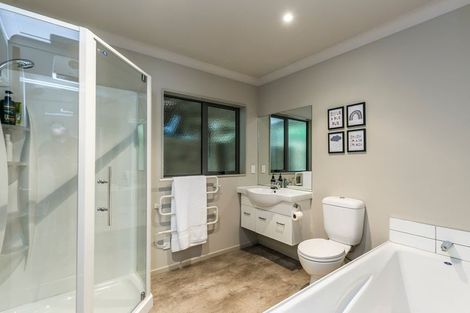 Photo of property in 61 Glanmire Road, Newlands, Wellington, 6037