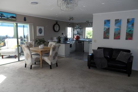 Photo of property in 2/14 Knott Road, Stanmore Bay, Whangaparaoa, 0932
