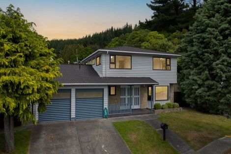 Photo of property in 28 Greyfriars Crescent, Tawa, Wellington, 5028