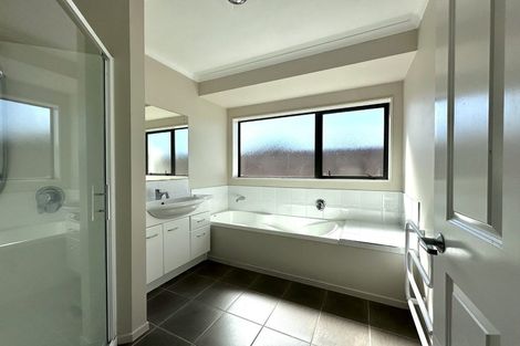 Photo of property in 9 Percy Kinsman Crescent, Riverstone Terraces, Upper Hutt, 5018