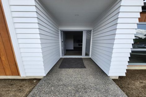 Photo of property in 17 Rewarewa Way, Timberlea, Upper Hutt, 5018