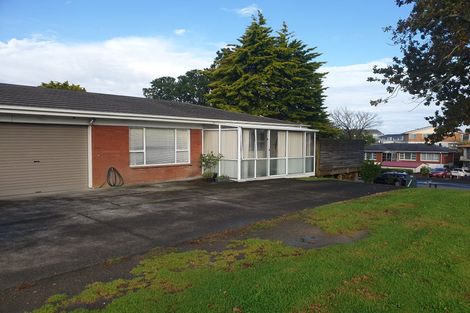 Photo of property in 211 Edmonton Road, Te Atatu South, Auckland, 0610