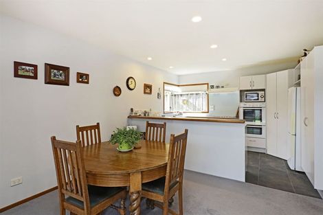 Photo of property in 6 Saint Hill Rise, Havelock North, 4130