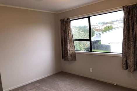 Photo of property in 33a Sunhaven Drive, Newlands, Wellington, 6037
