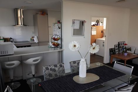 Photo of property in 2/206 Lake Road, Northcote, Auckland, 0627