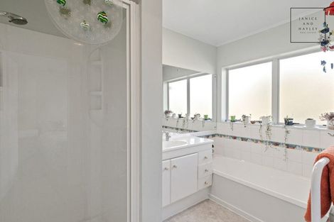 Photo of property in 27 Trossach Place, Wattle Downs, Auckland, 2103