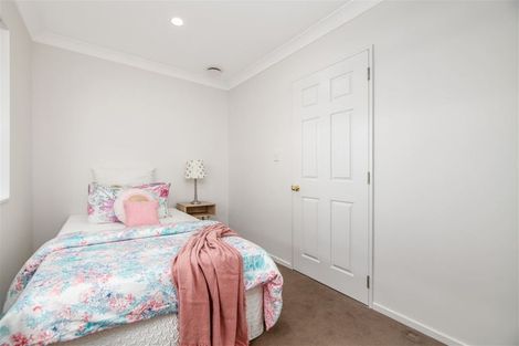 Photo of property in 35e Edmonton Road, Henderson, Auckland, 0612